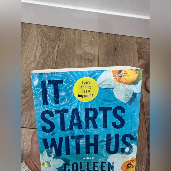 Colleen Hoover Book Set Bundle - It Ends With Us & It Starts With Us - Picture 13 of 15